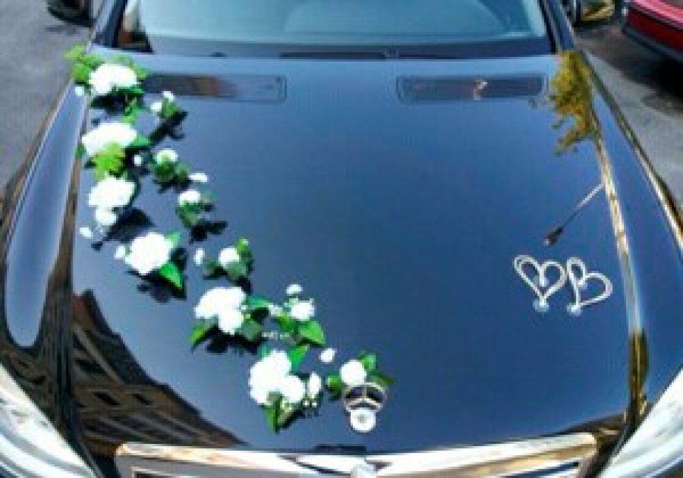 Белые розы с ротангом